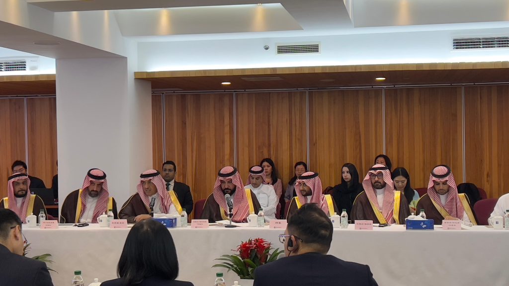 The Education Minister Discusses Enhancing Academic, Research, and Investment Collaboration with Chinese Universities, Institutes, and Center Presidents